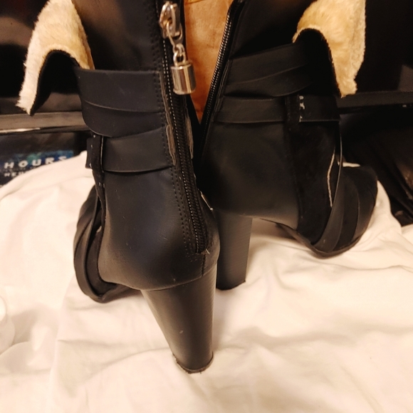 Woman's Ankle booties with a heal - Picture 3 of 4